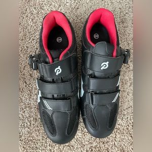 Size 40 Peloton bike shoes without clips, never worn
